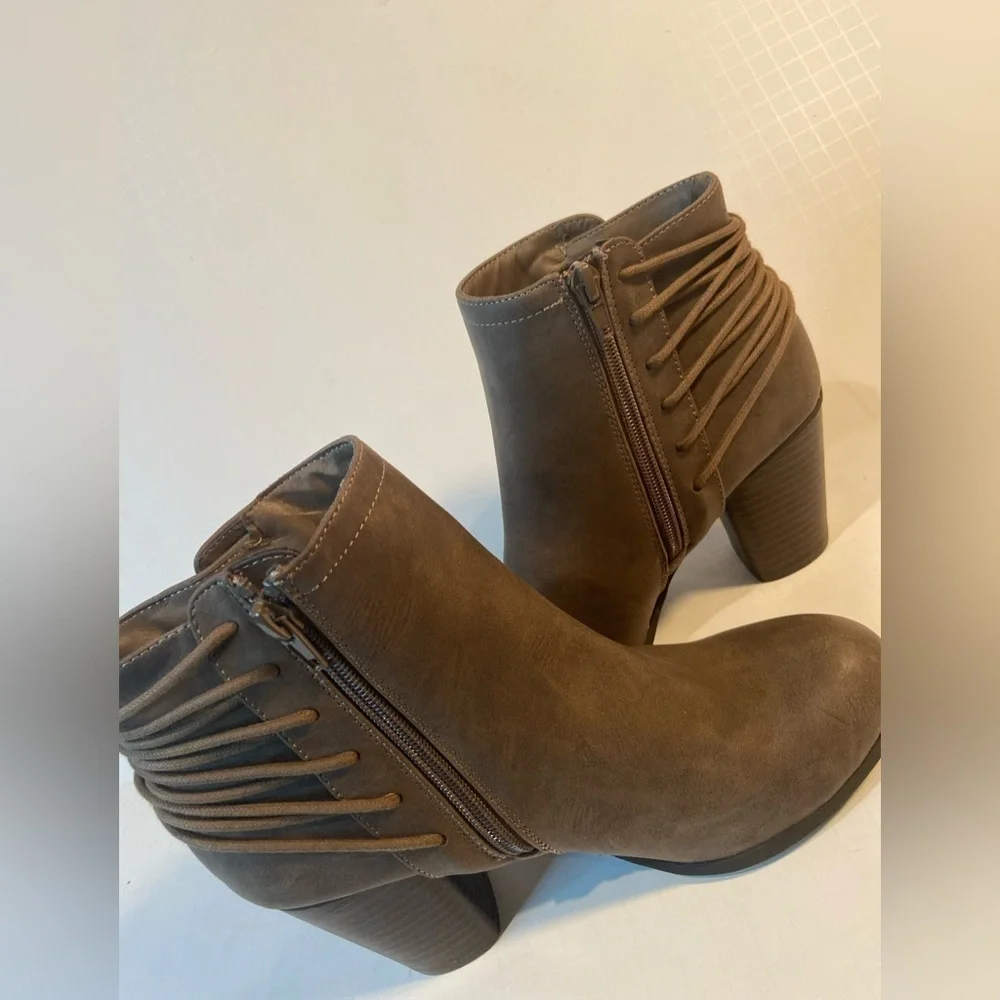 Madden Girl~Deliite~Faux Leather Ankle Boot~Criss Cross String Detail~Size 7.5